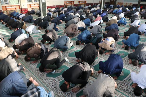 با رعایت دستورات ستاد مبارزه با کرونا نماز عید در مساجد ارومیه اقامه شد