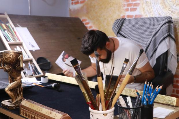 بهزاد بهروزی سالهاست در رشته چهره نگاری در آموزشگاهای ارومیه نقاشی تدریس می کند