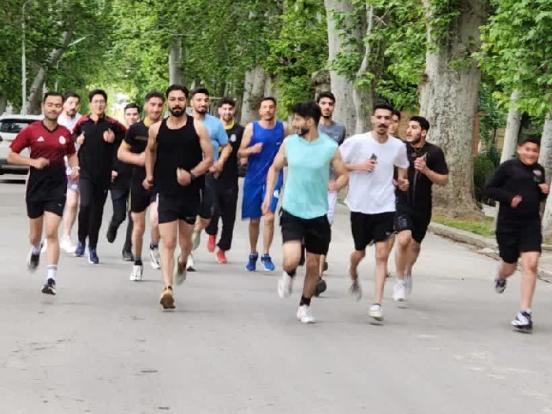 در یک صبح پرانرژی و سرشار از شور جوانی، پردیس بین‌الملل دانشگاه ارومیه میزبان رویدادی بود که ورزش، همبستگی و یاد حماسه‌آفرینان میهن را در هم آمیخت؛ همایش دوی همگانی دانشجویان پسر دانشگاه‌ها و مؤسسات آموزش عالی مرکز استان آذربایجان‌غربی با حضور بیش از ۱۰۰ دانشجو برگزار شد.