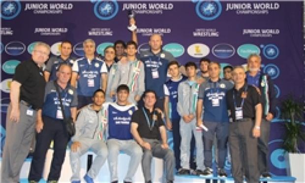 ایران عنوان سوم کشتی آزاد جوانان جهان را از آن خود کرد/ معاوضه مدال طلا با سکوی تیمی