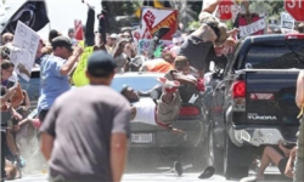 یک خودرو معترضان به تجمع نژادپرستان در ویرجینیا را زیر گرفت +تصاویر
