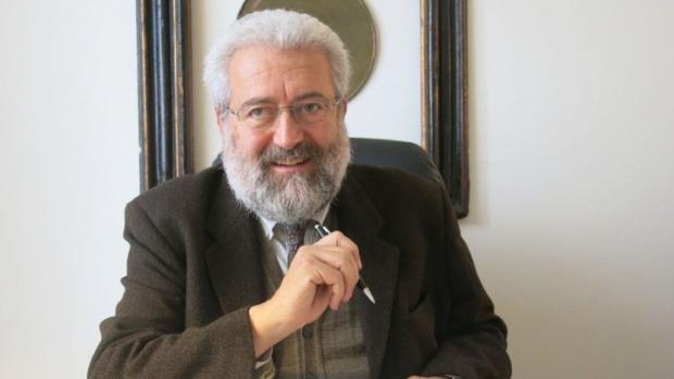 «اِزیو منزونه» وکیل کیفری ایتالیایی، با محکوم‌کردن حملات به مناطق کُردنشین سوریه، اعلام کرد هدف قرار دادن غیرنظامیان در کوبانی و دیگر شهرها مصداق جنایت بین‌المللی است و باید به رسمیت شناخته شود؛ او در عین حال توافق اخیر میان SDF و دولت موقت دمشق را گامی مهم اما ناکافی در مسیر راه‌حل دموکراتیک دانست.