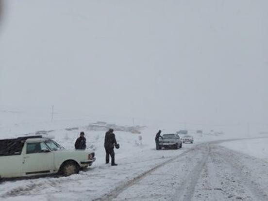 بارش برف شدید سبب مسدود شدن راه‌های روستایی کردستان شد