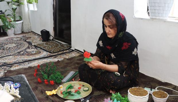 شهناز محمد امینی یک بانوی هنرمند سردشتی است که همچون اکثر زنان کرد در عرصه صنایع دستی از قدیم تا به امروز در منزل و بیرون از خانه توانسته است اقدامات ارزشمندی را انجام داده  و پشتیبانی تاثیرگذار برای درآمدزایی خانواده خود باشد.