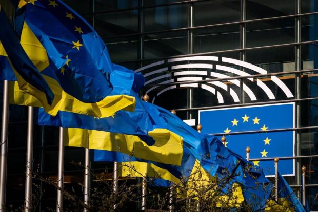 خبرگزاری «رویترز» امروز (دوشنبه) با استناد به پیش‌نویس یک سند گزارش داد که اتحادیه اروپا تعهداتی را برای حمایت امنیتی بلندمدت از اوکراین تنظیم کرده است که ارائه تسلیحات، آموزش نظامی و سایر کمک‌های بیشتری به کی‌یف برای سال‌های آتی را تضمین می‌کند.