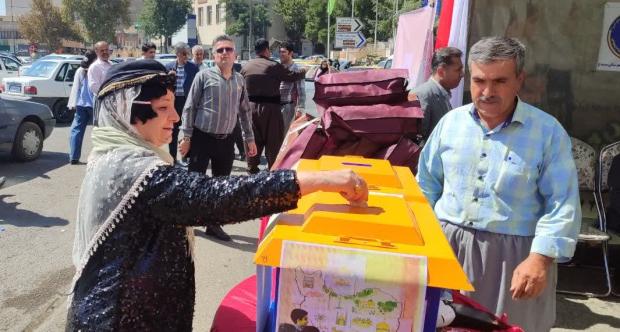 هم‌زمان با نزدیک شدن به آغاز سال تحصیلی، پویش سراسری «جشن عاطفه‌ها» برای کمک به دانش آموزان نیازمند در استان کردستان آغاز شد.

