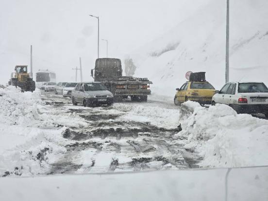 تردد در محور تمرچین به پیرانشهر به سختی صورت می گیرد