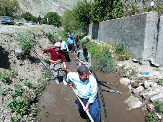 کار مشترک در روستاهای توابع شهرستان پیرانشهر از قدیم و الایام تا به امروزه باقی مانده است و همە دست در دست هم جوی آبرسانی کشاورزی را تمیز خواهند کرد