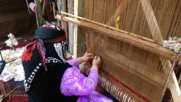  فرش کلاردشت با قدمتی ۳۰۰ ساله یک هنر سنتی به شمار می آید که با حضور کوردها در این منطقه رواج یافته است. /مژگان کاوسی