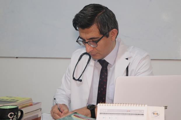 برای اولین بار در تاریخ دانشگاه ارومیه محمد فواد حاتمی رتبه یک کشوری و مدال طلای دوازدهمین دوره المپیاد دانشجویان علوم پزشکی کشور حیطه آموزش پزشکی را کسب کرد