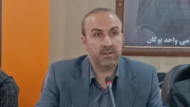 بوکان – دیوارهای سالن اجلاس دانشگاه آزاد اسلامی، شاهد یکی از پرالتهاب‌ترین، قاطع‌ترین و در عین حال احساسی‌ترین نشست‌های خود بود. جلسه‌ای که با حضور اعضای شورای تامین و مدیران اداری برگزار شد، اما به جای سخنرانی‌های کلیشه‌ای، به میدان خط‌ونشان کشیدن برای زالوصفتان اقتصادی و تجلیل از جان‌برکفان روزهای بحران تبدیل گشت.
