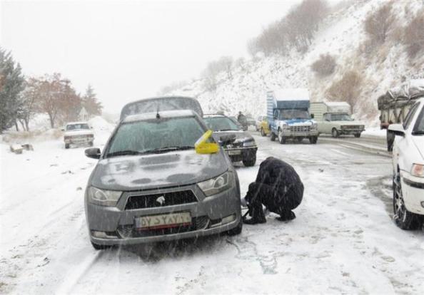 تردد در برخی محورهای کردستان با زنجیر چرخ امکانپذیر است