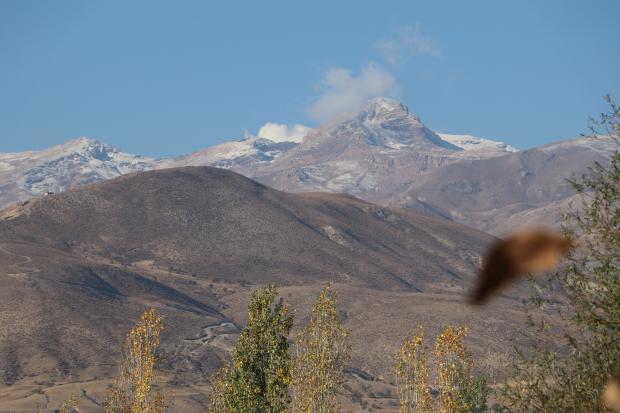 دیشب 28 مهرماه 1400 بارش برف ارتفاعات کوهای دالانپر و بوزسینا در شهرستان ارومیه را سفید کرد