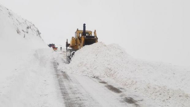 راه 22 روستای کرمانشاه به دلیل بارش برف مسدود است/ راه‌ها تا ظهر بازگشایی می‌شود