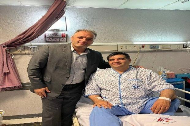 سجاد انوشیروانی رییس فدراسیون وزنه‌برداری با حضور در بیمارستان، از حسین رضازاده عیادت کرد.