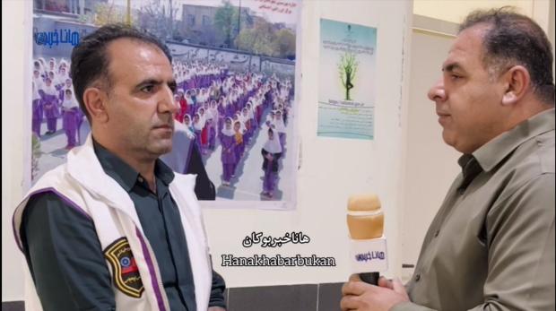 پس از انتشار گسترده خبری در فضای مجازی و برخی رسانەها مبنی بر «بیرون کردن پدری توسط پسرش»، واکنش‌ها و گمانه‌زنی‌های زیادی در فضای عمومی شکل گرفت. خبرنگار هاناخبر برای روشن شدن ابعاد این ماجرا، با مسئول اورژانس اجتماعی شهرستان بوکان گفت‌وگو کرده و اصل ماجرا را جویا شد.
