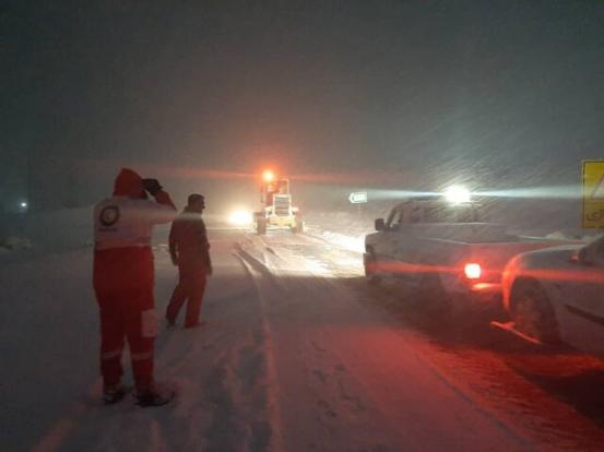 امدادرسانی به خودروهای گرفتار در برف در کردستان